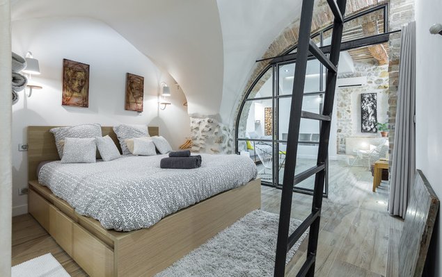 The spaces and light sources of this apartment in Antibes have been redesigned without losing their original charm po.st/DhMxLI