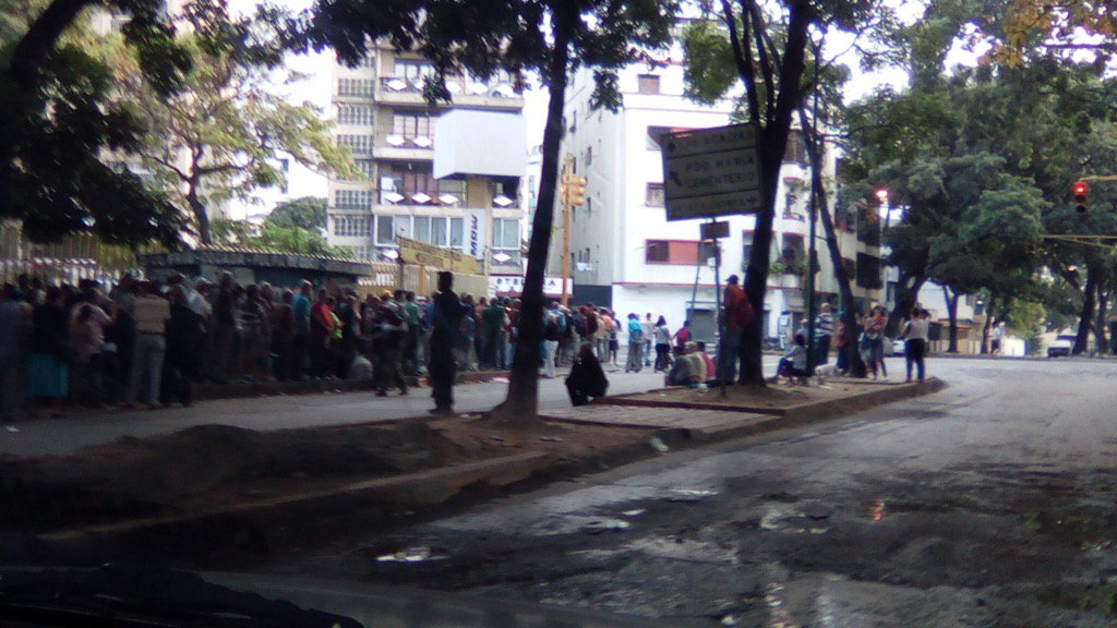 rctv's tweet photo. Esta cola en Plaza Tiuna, Los Rosales, NO es para votar es para comprar pan. https://t.co/pkt5xXXlel