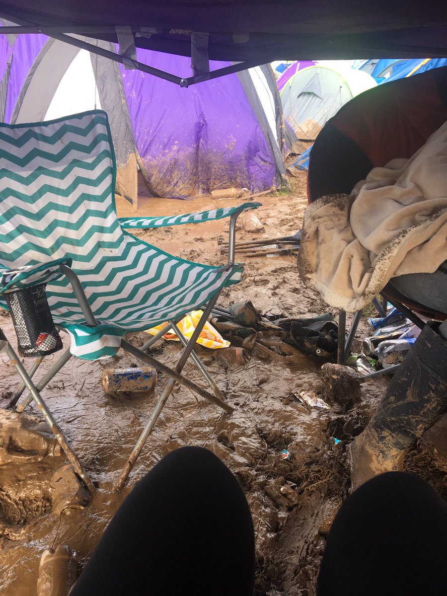 Frankieebiggs's tweet photo. Beginning vs End 😬#YNOTfestival #YNOT2017 https://t.co/RkRGX9IWkk