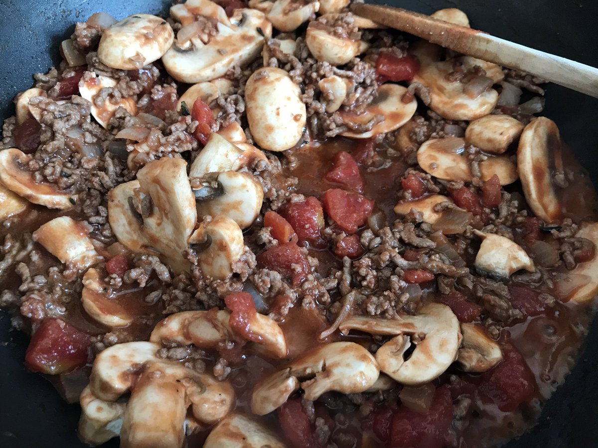 SWfoodie2016's tweet photo. Batch cooking mushroom pasta bolognese for work lunches this week #synfree #sundayfoodprep #SlimmingWorld #weightlossjourney https://t.co/UfRIPs9IDn