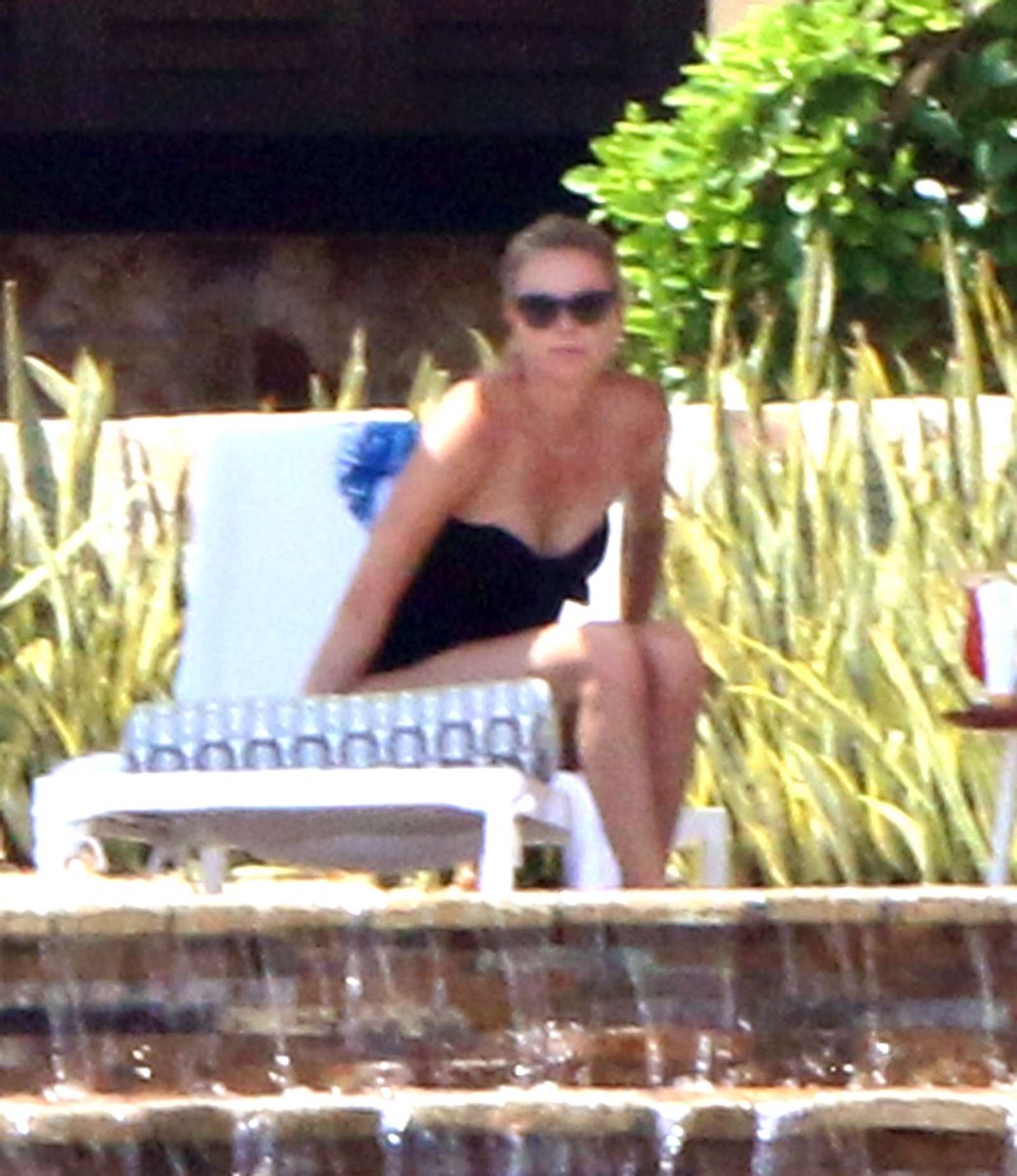 charlizefrance's tweet photo. Charlize Theron en vacances au Mexique https://t.co/5sYbRcAc5A #CharlizeTheron #AtomicBlonde #LosCabos #vacation https://t.co/A13BA8A0QD