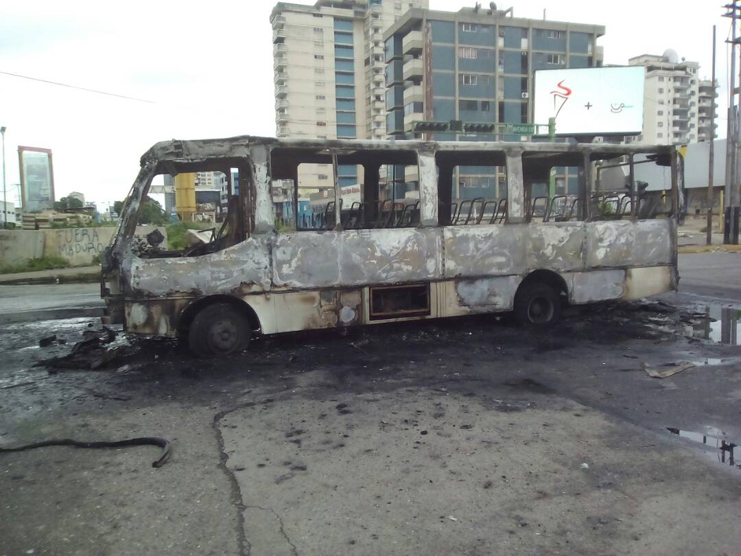 IvanLopezSD's tweet photo. "@Ysaniela: 8:52am Fue quemado un autobús en la Avenida Bolívar de #Valencia #Carabobo #30Jul https://t.co/DQE3vSBtQw"