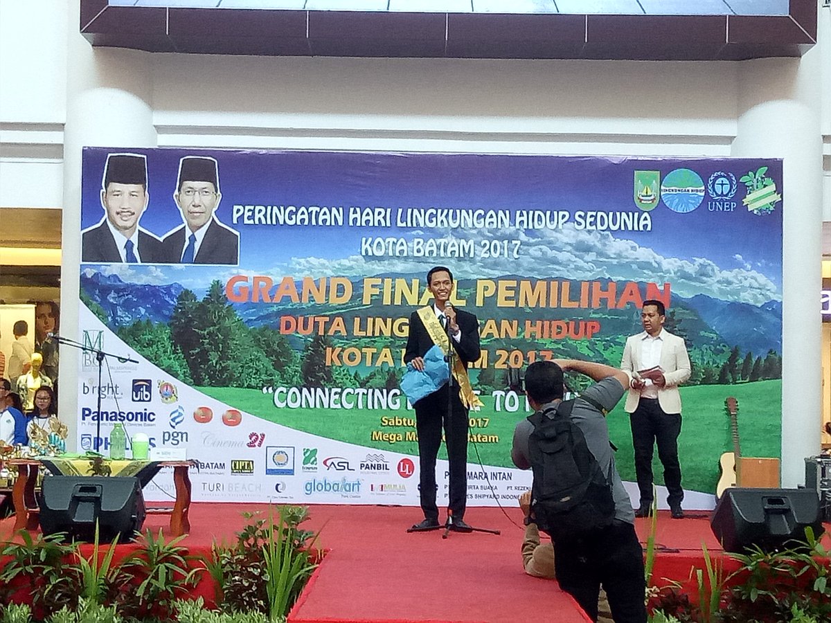 DutaLHBatam's tweet photo. Selamat kepada Taufik Hidayat sebagai Duta Lingkungan Hidup kota Batam 2017 Nur Alfi 1st runner up, beby anggraini 2nd ,Arry favorite 👍 https://t.co/q2CCWTgM6S