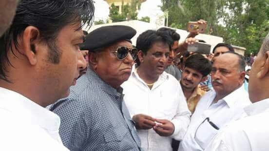 anandsabhati's tweet photo. @DevSaBhatiBJP @rpbreakingnews @zeerajasthan_ @ETVRajasthan2
 देवसा भाटी और बीकानेर जिला कलेक्टर और sp में वार्ता जारी..#_rape&amp;murder #नोखा https://t.co/PwEJdoZ7lK