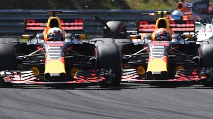 Gazzetta_it's tweet photo. VIDEO #HungarianGP #Ricciardo insulta #Verstappen via radio: "È stato chi penso io? F*****g looser" https://t.co/rxFpgpk5in #formula1 #news https://t.co/8eaGnQ0Rhx