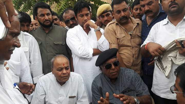 anandsabhati's tweet photo. @DevSaBhatiBJP @rpbreakingnews @zeerajasthan_ @ETVRajasthan2
 देवसा भाटी और बीकानेर जिला कलेक्टर और sp में वार्ता जारी..#_rape&amp;murder #नोखा https://t.co/PwEJdoZ7lK