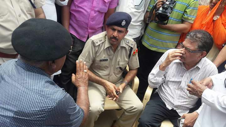 anandsabhati's tweet photo. @DevSaBhatiBJP @rpbreakingnews @zeerajasthan_ @ETVRajasthan2
 देवसा भाटी और बीकानेर जिला कलेक्टर और sp में वार्ता जारी..#_rape&amp;murder #नोखा https://t.co/PwEJdoZ7lK