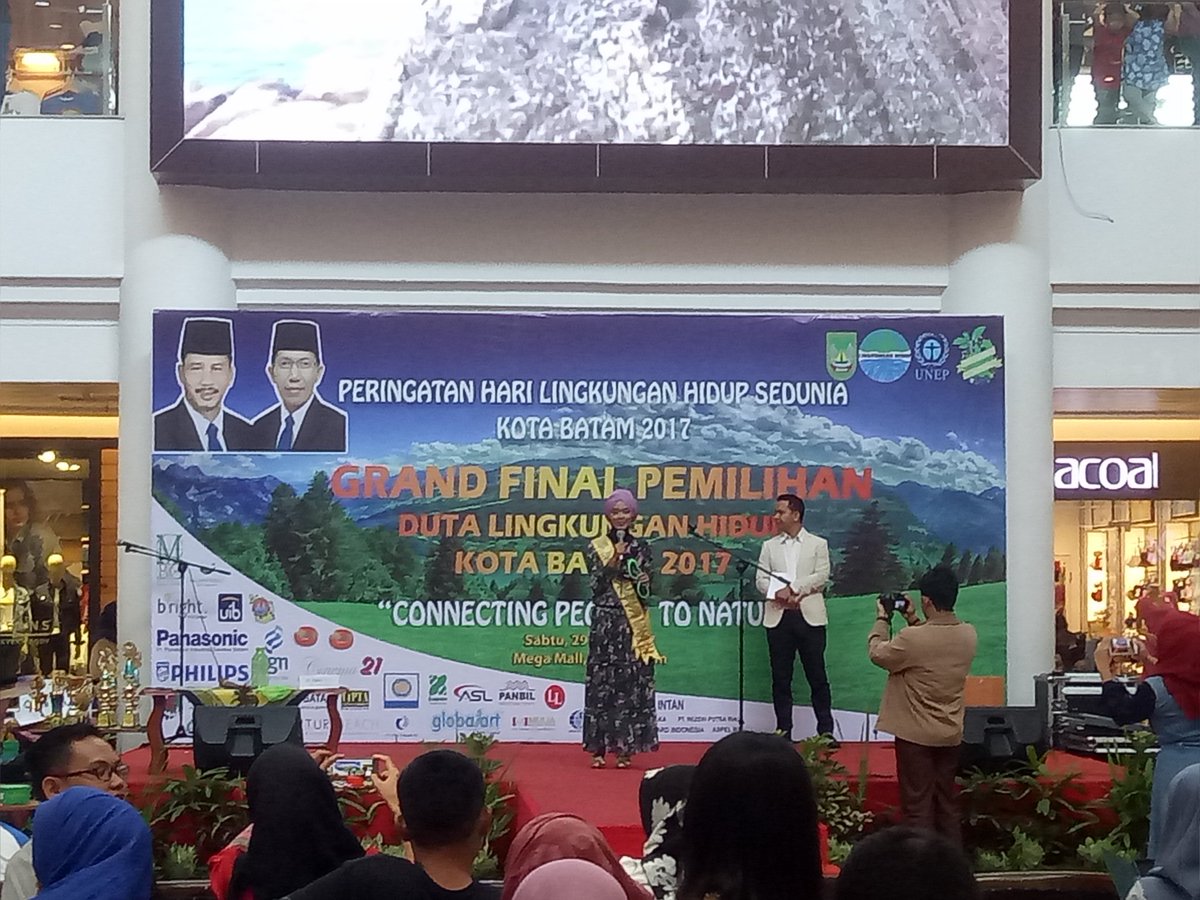 DutaLHBatam's tweet photo. Selamat kepada Taufik Hidayat sebagai Duta Lingkungan Hidup kota Batam 2017 Nur Alfi 1st runner up, beby anggraini 2nd ,Arry favorite 👍 https://t.co/q2CCWTgM6S