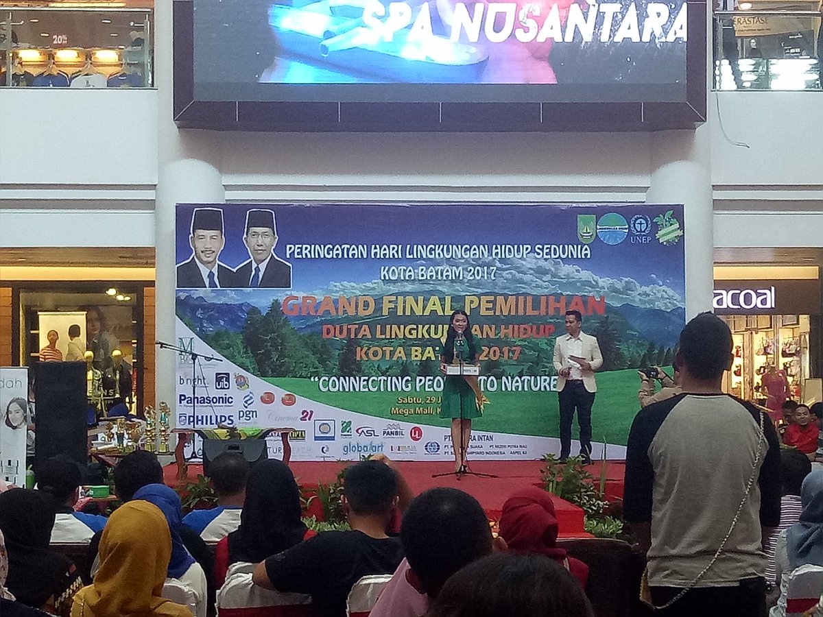 DutaLHBatam's tweet photo. Selamat kepada Taufik Hidayat sebagai Duta Lingkungan Hidup kota Batam 2017 Nur Alfi 1st runner up, beby anggraini 2nd ,Arry favorite 👍 https://t.co/q2CCWTgM6S