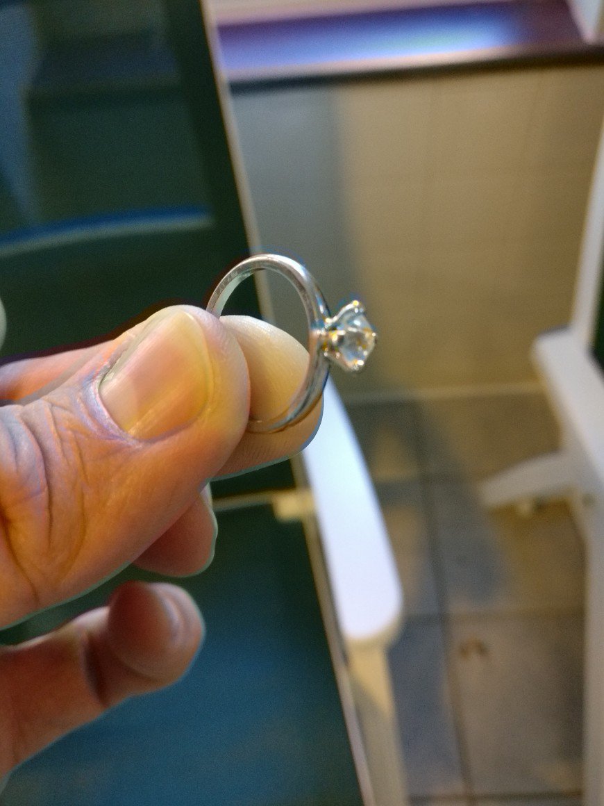 zleuth's tweet photo. @Choicehotels my daughter found an engagement ring at the bottom of the pool at the Comfort Inn near Burke Mt. Leaving at the front desk. https://t.co/RvDb9awWAc