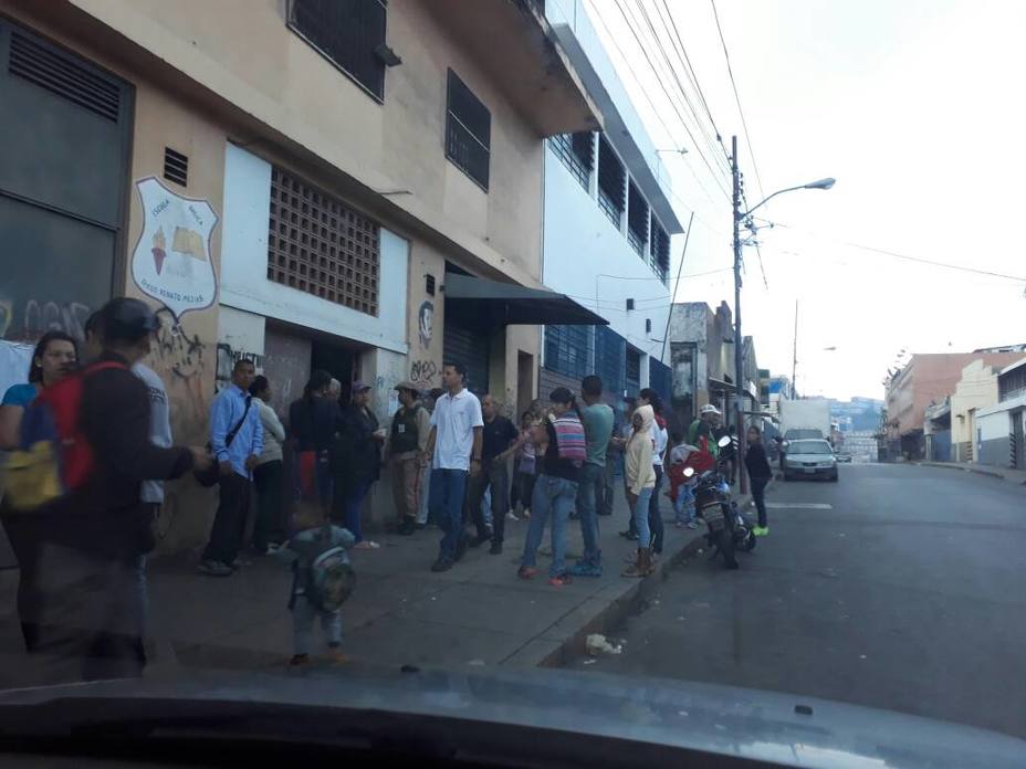 FreddyGuevaraC's tweet photo. 9:30 am Así están los centros de votación en #Caricuao y #Catia ¡Nadie te tiene miedo Nicolás! #ConstituyenteFracasoEvidente https://t.co/tlx6RmqohM