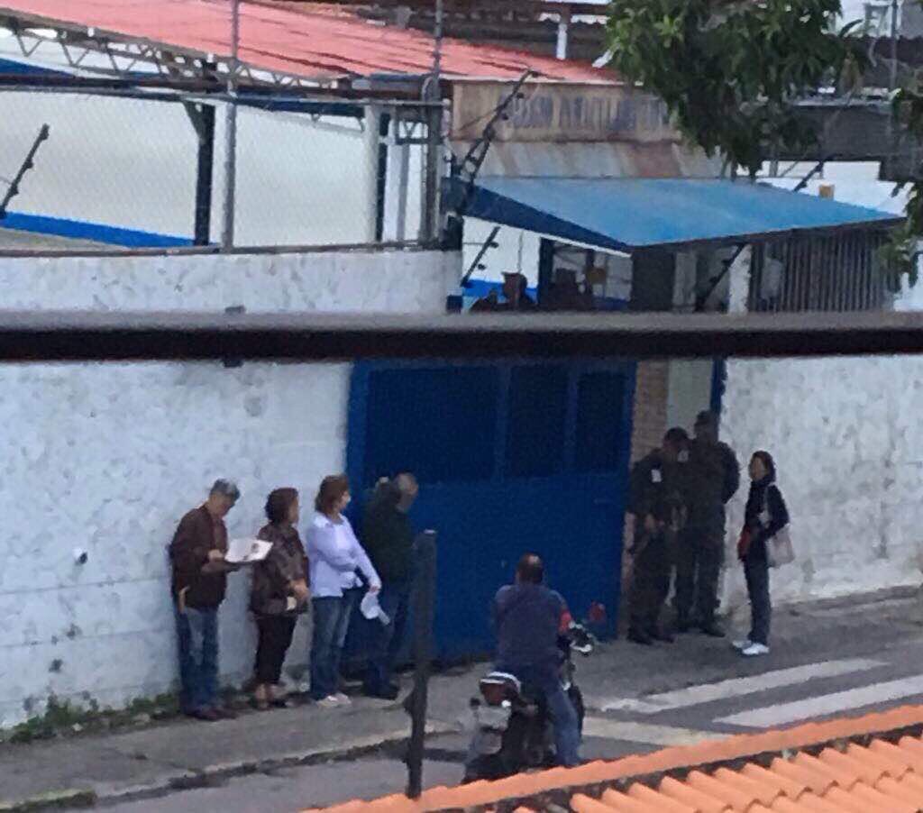 9:30 am Así están los centros de votación en #Caricuao y #Catia ¡Nadie te tiene miedo Nicolás! #ConstituyenteFracasoEvidente