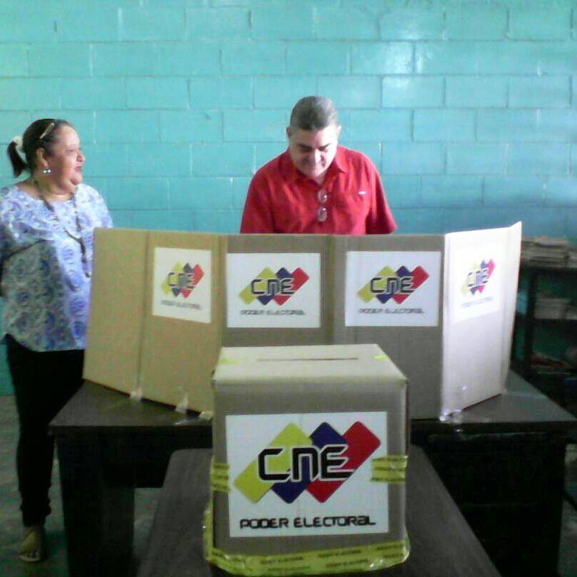 TiberioPSUV's tweet photo. Con una Paz desbordante acudimos al llamado que la Patria nos hace! 
El amor Revolucionario prevalecerá en un día lleno de Victoria Popular! https://t.co/KuocgKKIWd