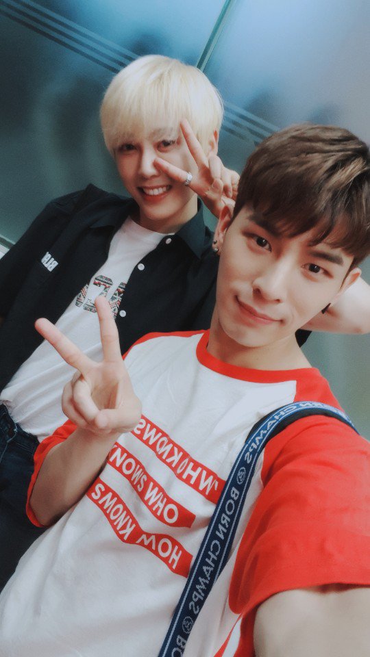 FS7_official's tweet photo. [#케이] 항상 고마운 사람들😁 내가 많이 아낀다 🤔😉 https://t.co/babqx66kTl
