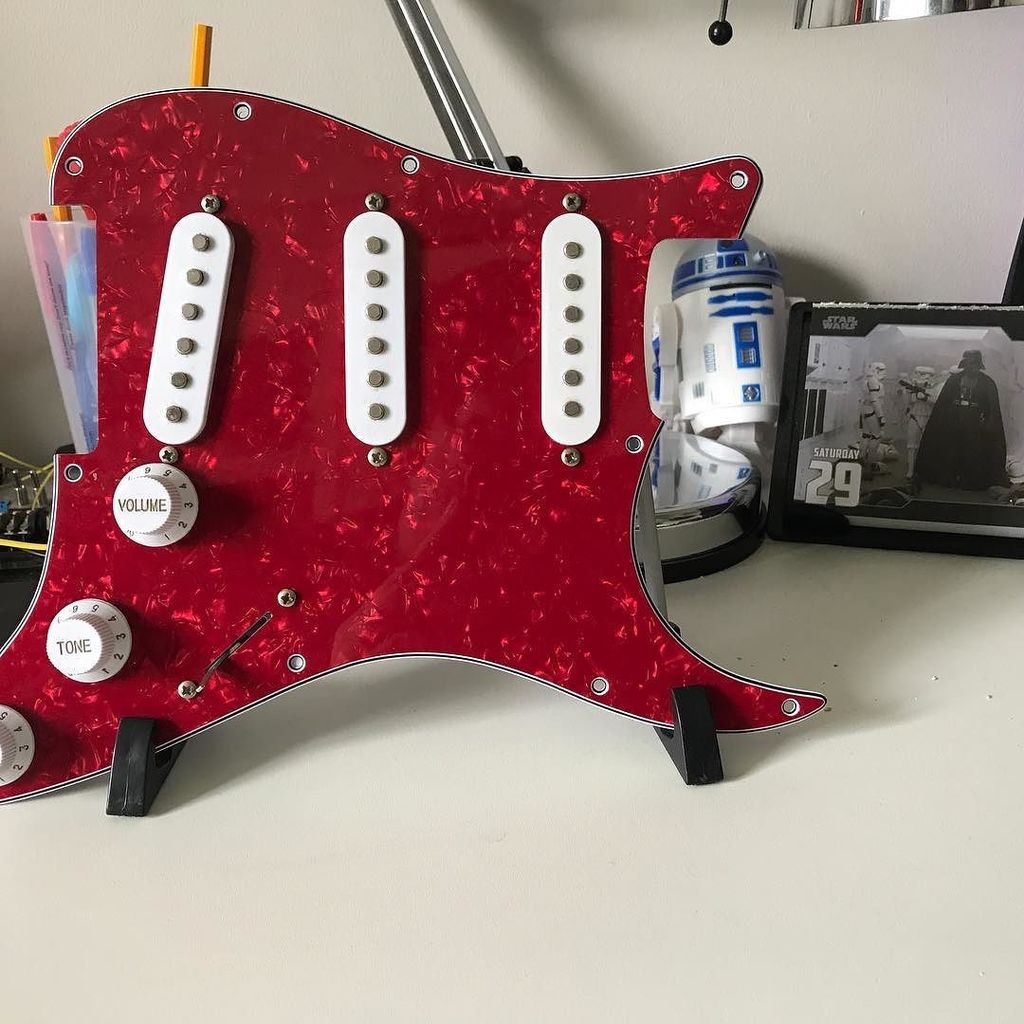 hedonist777's tweet photo. New pick guard for current partcaster project #partcaster #guitars #guitarmods #strat https://t.co/a8fG7vkQCy https://t.co/7zQ7pzGaED