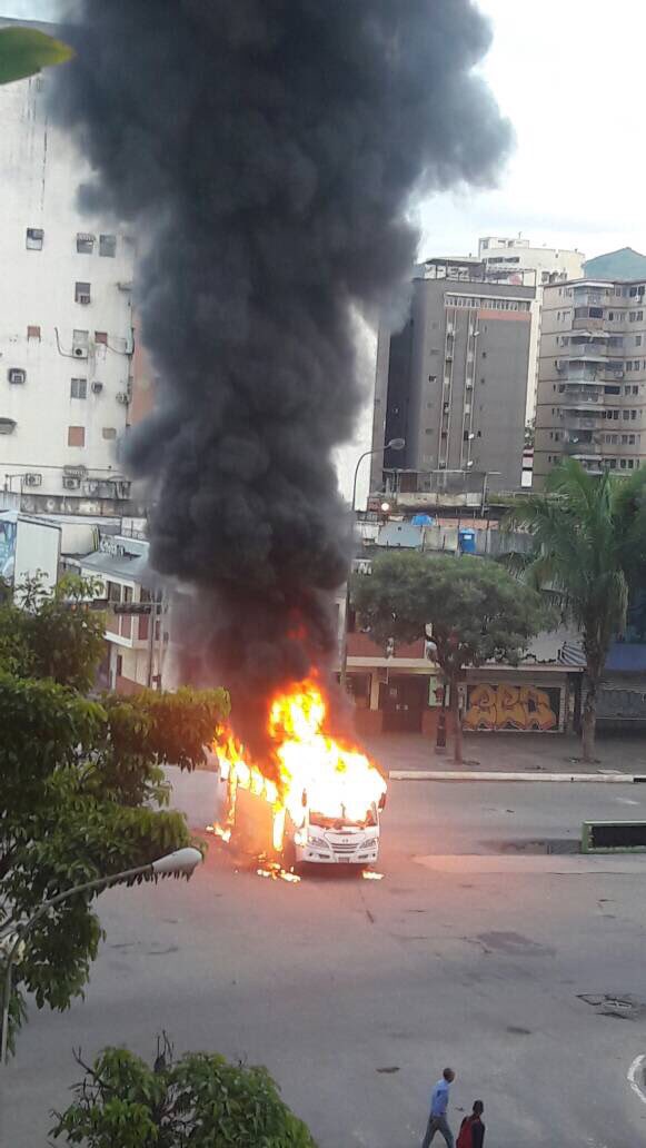 ReporteYa's tweet photo. #30Jul  En frente a Tijerazo Av. Bolívar en Valencia - @omar_sanchez78 https://t.co/4w9urw20Hk