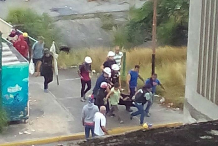 elimpulsocom's tweet photo. VIDEO-FOTOS: Fuerte arremetida de la GNB deja un herido en El Cardenalito #30Jul - https://t.co/UkDcw4zAzg https://t.co/bVLycjklQ8