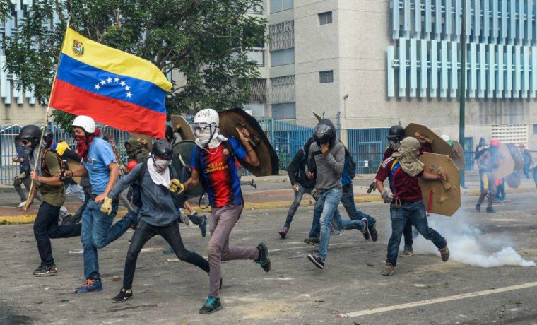 CaraotaDigital's tweet photo. #ElPaís: El gobierno venezolano consuma su jaque a la democracia https://t.co/xcxBSzm8IL https://t.co/g5npUKglEJ