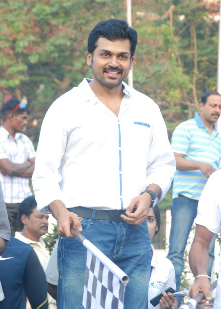 KarthiFansTeam1's tweet photo. How Many @Karthi_Offl Fans Are 

#WaitingTAOTeaser 

RT @prabhu_sr @rajsekarpandian @karthi_trends @DreamWarriorpic https://t.co/9uMNVvYcMC