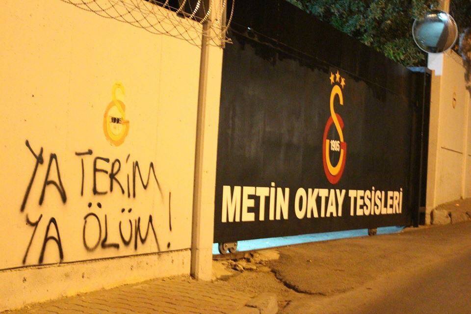 MuzoGS_'s tweet photo. Taraftarın kararı belli!  #YaTerimYaÖlüm https://t.co/XWm3mlCUlX