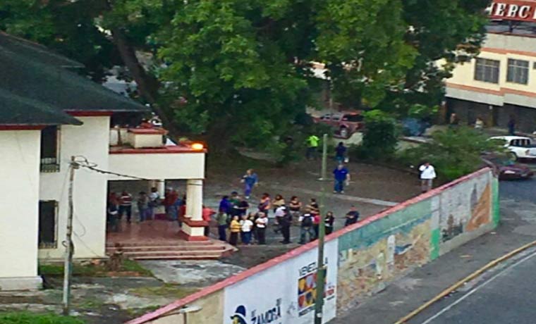CaraotaDigital's tweet photo. Esta es la “masiva” participación a la Constituyente en #LosTeques https://t.co/Ml5msAPRar  https://t.co/PlpJnybMTZ