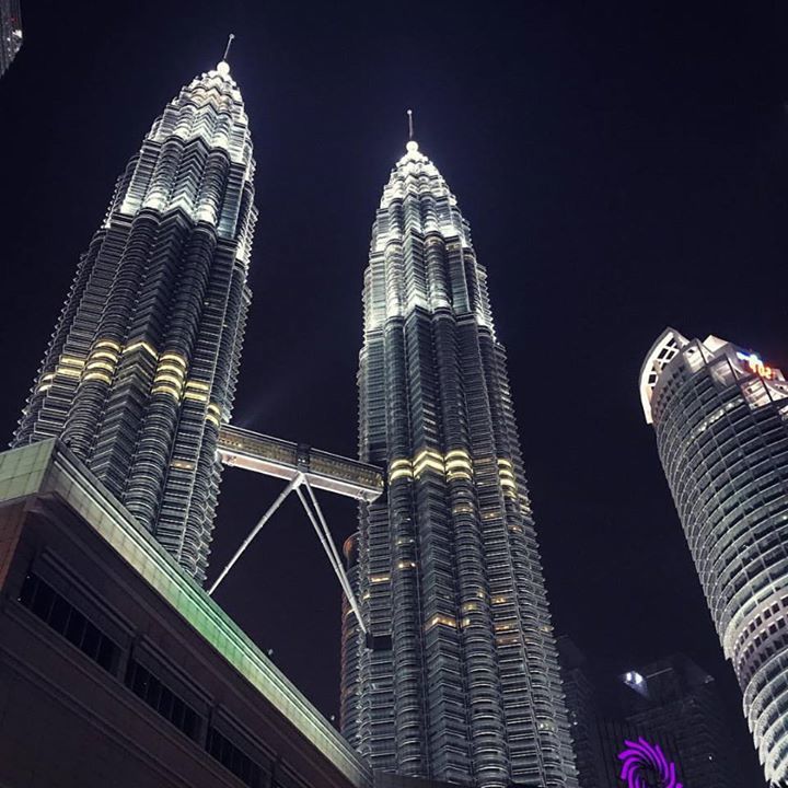 tutorlim's tweet photo. Hello again PETRONAS Twin Towers, you're beautiful! #twintowers #petronas #malaysia #engineering #tutorlim https://t.co/nqBcu6E90h https://t.co/rrNIbeykdL