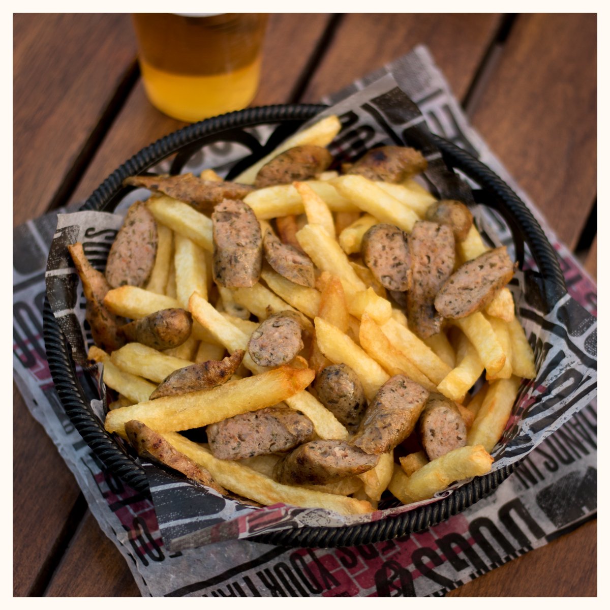 Diggsargentina's tweet photo. Nuestro salchipapas se prepara con cuatro variedadesd de salchichas artesanales a elección. Por eso es único. #Palermo #De11a3AM #salchipapa https://t.co/mAFhBLI3p7