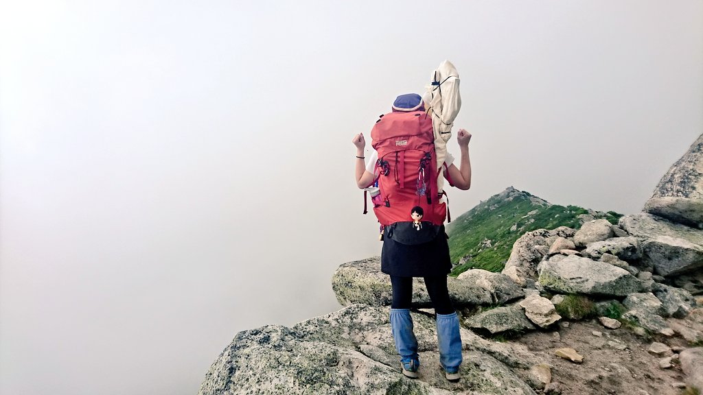 アマテラスさんd ユウナコスtlに沢山のrt ありがとうございます ˊ ˋ 念の為に書きますが コスプレ は山頂に着いてから着替えてます ザックは50ｌに登山用品一式 コスプレ衣装 ブーツ 武器 ウィッグ メイク道具ets 今回の登山姿は画像の通り