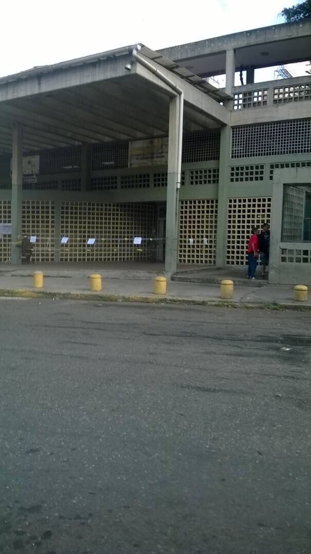 MariaCorinaYA's tweet photo. Más militares que votantes en los centros de Tibisay.... Así o más claro? Hoy sellan su derrota. https://t.co/AwfbJVfXTO