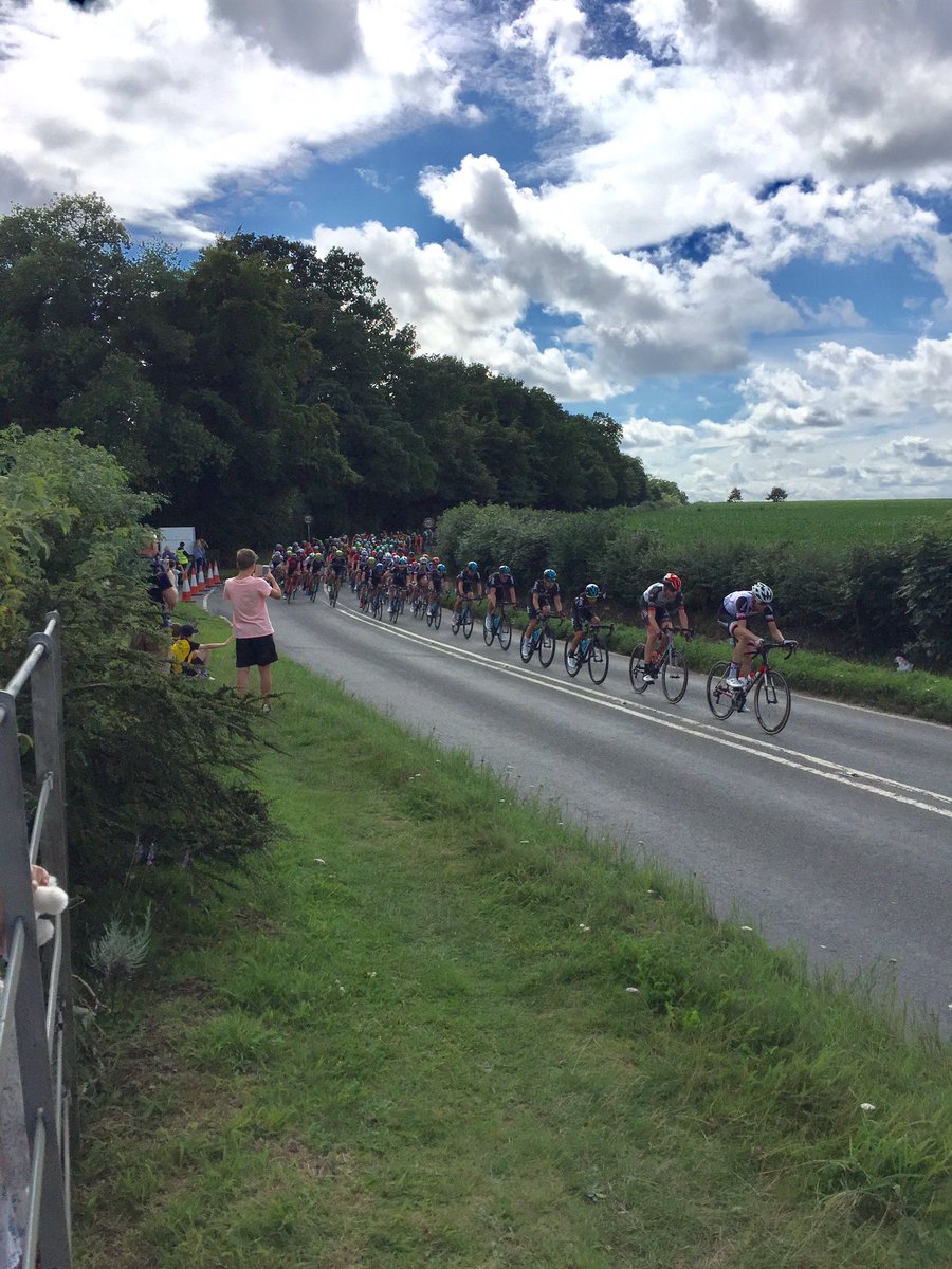 katybluewater's tweet photo. Here they come #eliteriders #PrudentialRideLondon https://t.co/R4sqobE6Pw