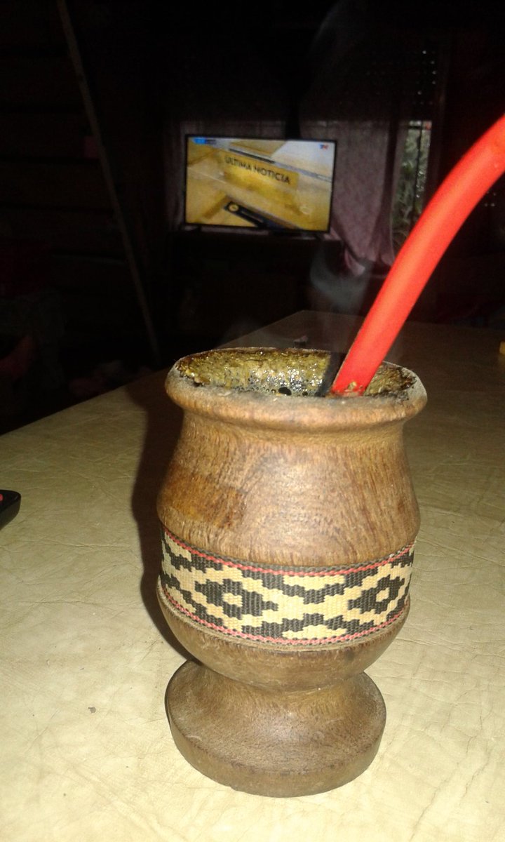 sarcasmosmami's tweet photo. #estefinde matecitos desd grand bourg mucho frio. Si siguen asi las chicas van a matar a Edgar jajaja https://t.co/iU3kdU1y0N