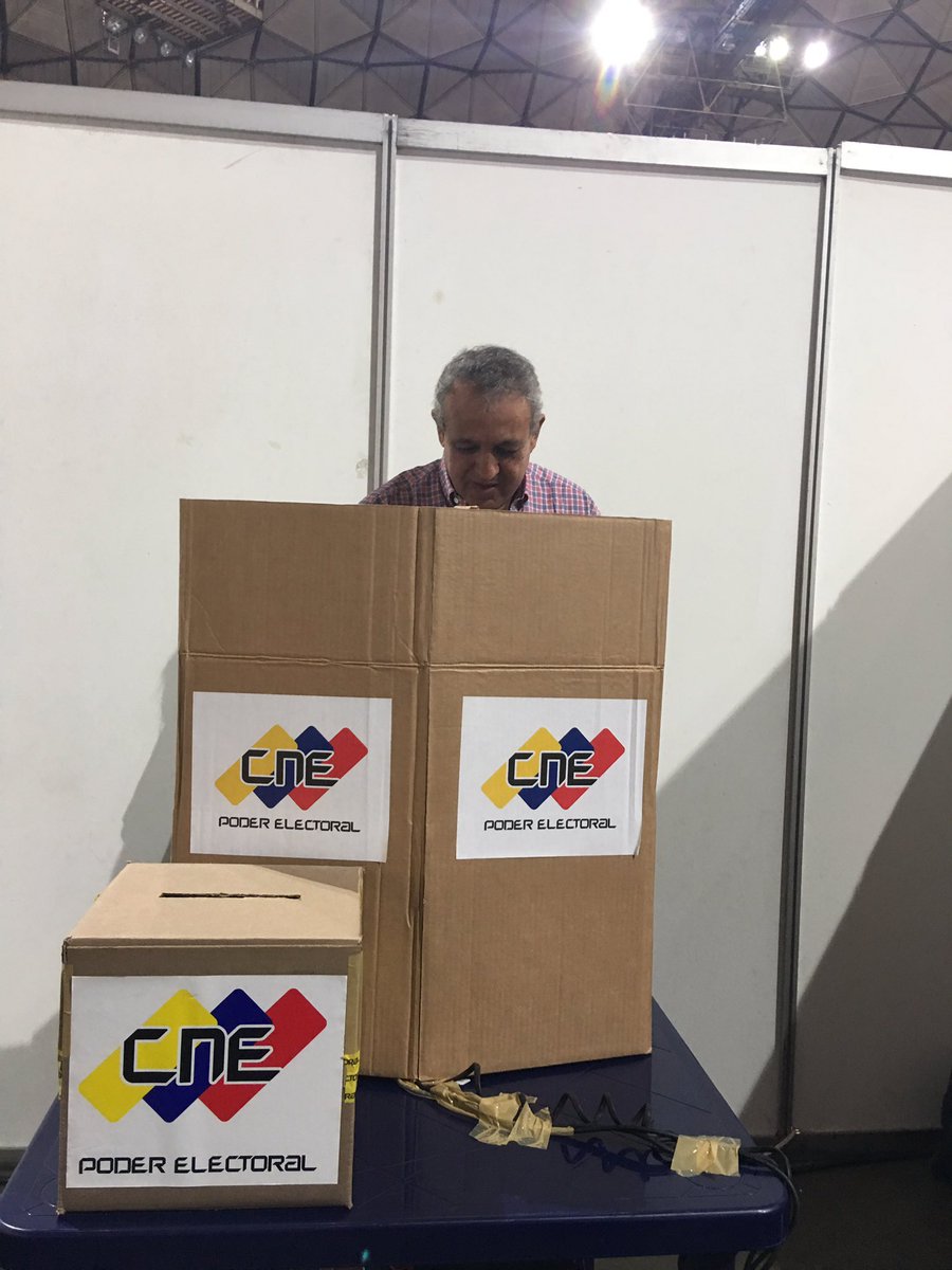 PDVSA's tweet photo. 🇻🇪🕊Presidente de PDVSA @delpinoeulogio inicia proceso de votación desde el Poliedro de Caracas, cumpliendo con la Patria. https://t.co/UokaM33UBX