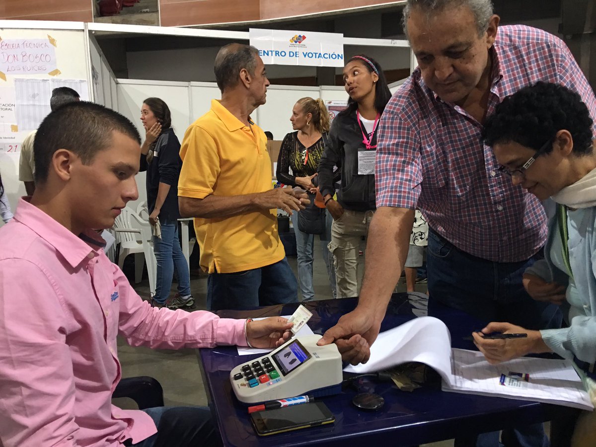 PDVSA's tweet photo. 🇻🇪🕊Presidente de PDVSA @delpinoeulogio inicia proceso de votación desde el Poliedro de Caracas, cumpliendo con la Patria. https://t.co/UokaM33UBX