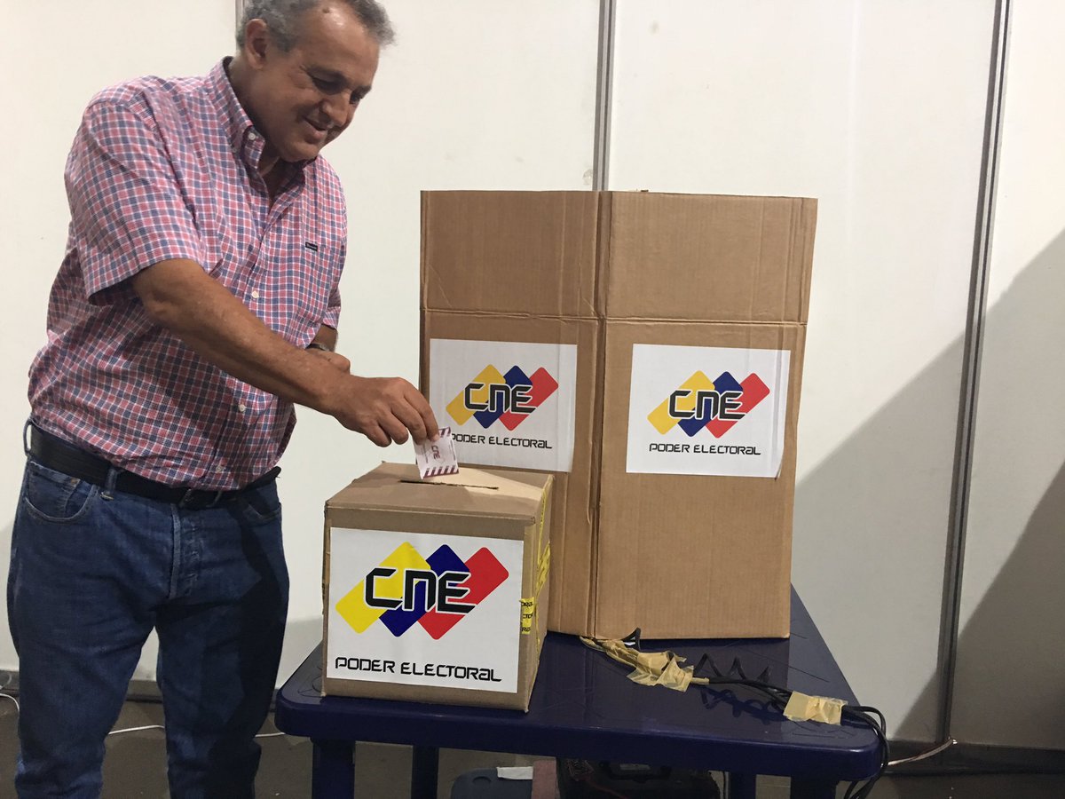 PDVSA's tweet photo. 🇻🇪🕊Presidente de PDVSA @delpinoeulogio inicia proceso de votación desde el Poliedro de Caracas, cumpliendo con la Patria. https://t.co/UokaM33UBX