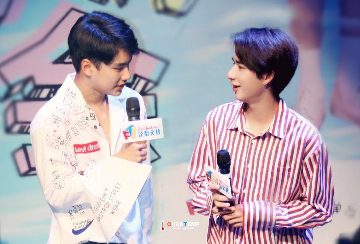 OverTempChinaFC's tweet photo. @ohmpawatt @ImerbSittiwat 
The two boys very match.😁😁😁👬
#ohmtoey #ohmpawat #toeysittiwat https://t.co/vyGKQkSMJ0