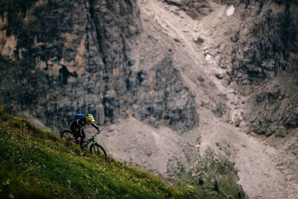 CedricGracia's tweet photo. I hope you guys enjoyed the weekend 🤘 PROPER SICK 😂
📷 @aledilullophotography
#propersick #fun #bike #mountains #drop #photography #green #… https://t.co/RLbeQN2XOv