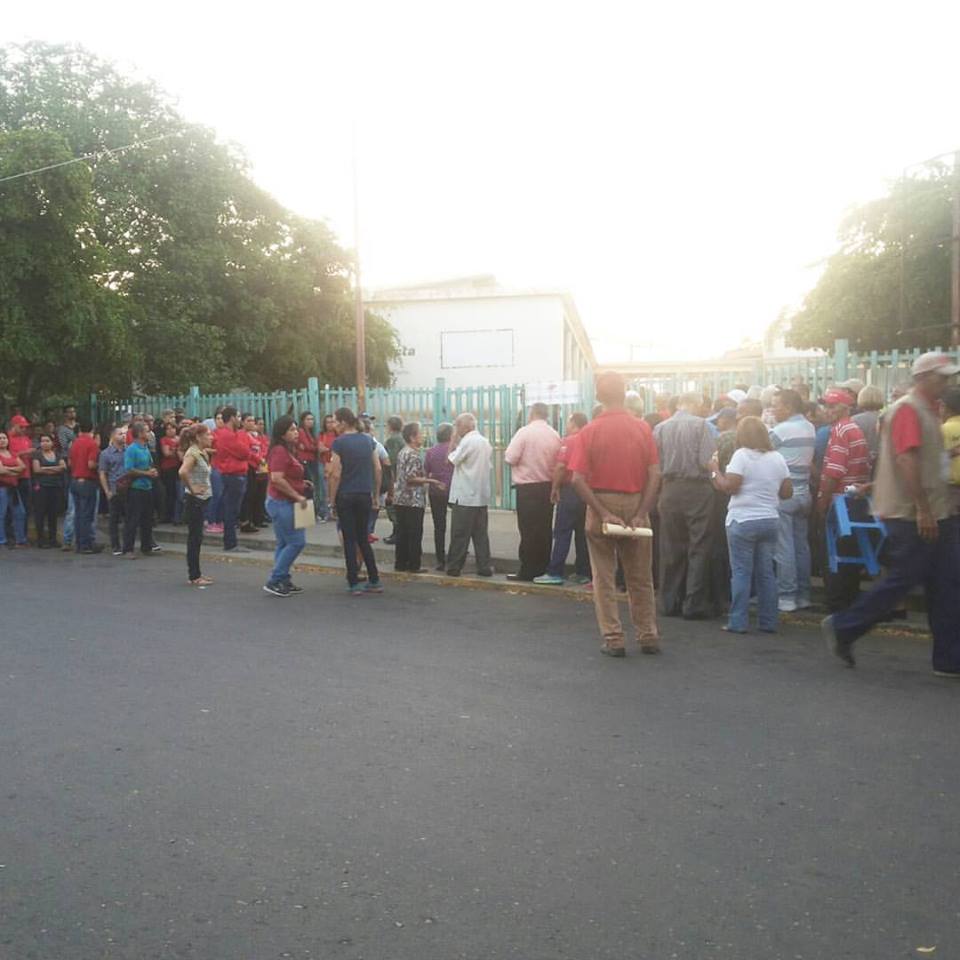 TiberioPSUV's tweet photo. El pueblo mirandino, fiel al legado del Comandante Chávez, ejerce su derecho al voto, dando ejemplo de civismo y paz! #VenezuelaVotaHoy https://t.co/4rQsNFg4Aq