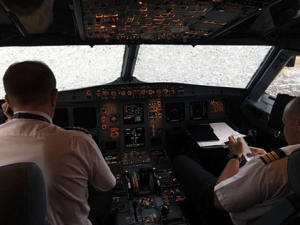 KeraunosObs's tweet photo. Les dégâts infligés par la grêle sur un A320 à #Istanbul cette semaine vus du cockpit via @cyclone_rhodes https://t.co/W8HR20oKZn