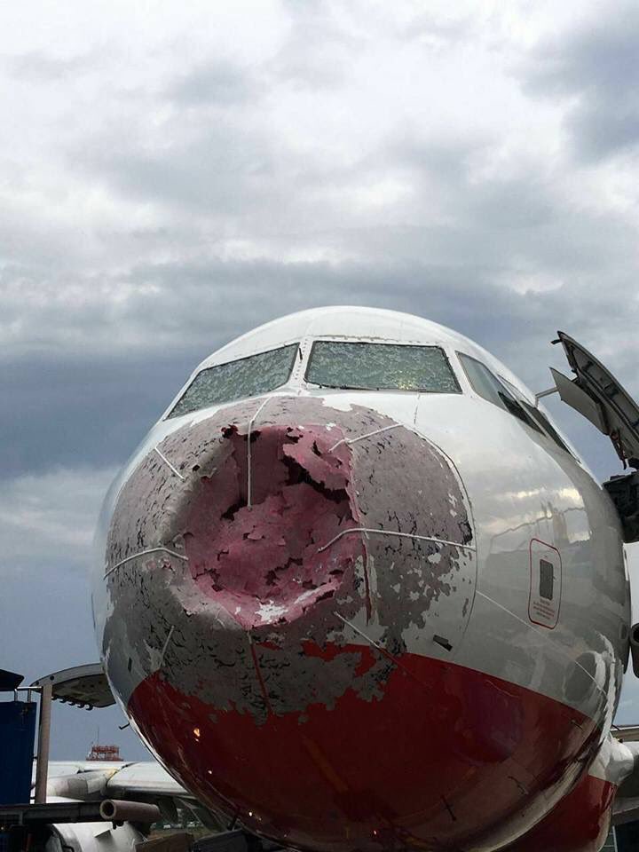 KeraunosObs's tweet photo. Les dégâts infligés par la grêle sur un A320 à #Istanbul cette semaine vus du cockpit via @cyclone_rhodes https://t.co/W8HR20oKZn