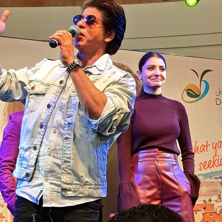 mahiblog's tweet photo. @iamsrk & #anushkasharma #inabudhabi @DalmaMall @cineroyalcinemas #abudhabi #mahiblog #shahrukhkhan #uae #bollywood #indian #dalmamall #jhms https://t.co/JUWoAA2SEV