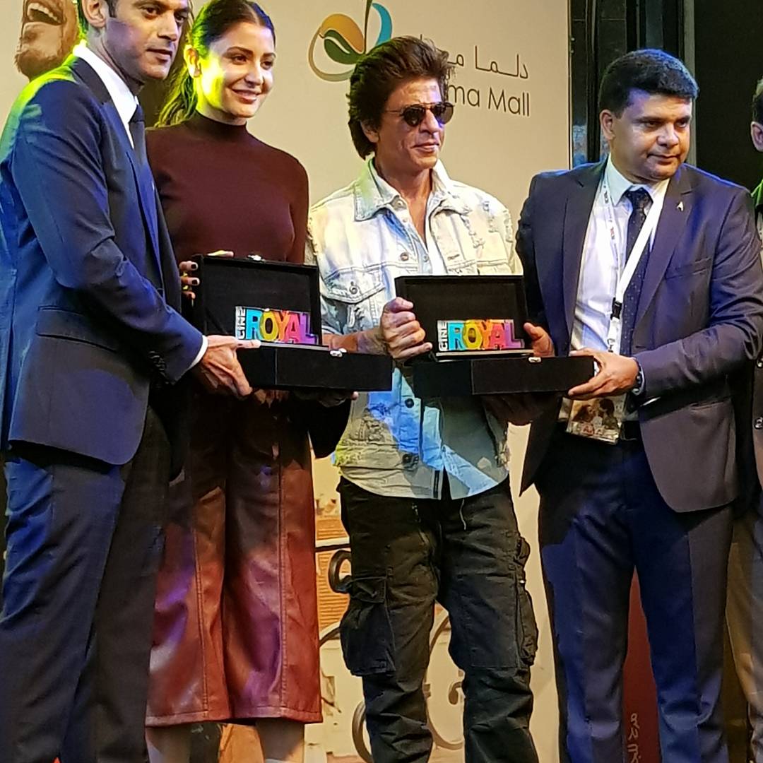 mahiblog's tweet photo. @iamsrk & #anushkasharma #inabudhabi @DalmaMall @cineroyalcinemas #abudhabi #mahiblog #shahrukhkhan #uae #bollywood #indian #dalmamall #jhms https://t.co/JUWoAA2SEV