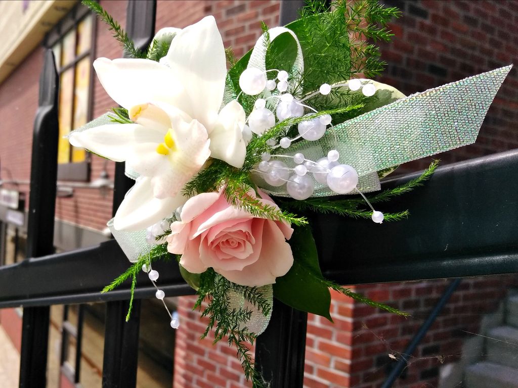 VanGoghFlowers's tweet photo. This corsage is delicate, timeless and breathtaking with many small details to bring it all together. #VanGogh #Ptbo https://t.co/tNdXIw3lPR