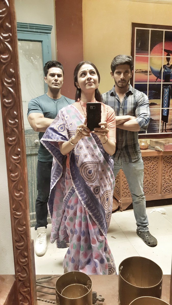 We got your back Mother,both On &amp; Off screen! In between shot unwanted posing kar rahe hain.✌😎🤔
<a href="/manasisalvi/">Manasi Salvi</a> <a href="/abhinavkap/">Abhinav Kapoor</a> <a href="/StarPlus/">StarPlus</a> <a href="/eaab_fc/">Ek Aastha Aisi Bhi✨</a>