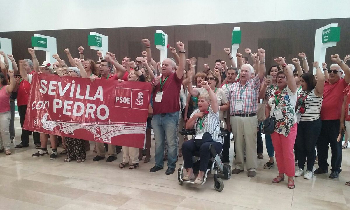 937908Mcm's tweet photo. ¡La Internacional SÓLO nosotr@s en el hall! @EvaMnguez @maika_30 @MyriamSempere @jumasa85 @vascolandio @VaIIsDe @LILLOTERESA @PYRATA64 🌹✊❤💛💜 https://t.co/Gae4GJ5um5