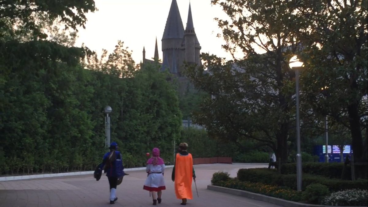 yukendoit42's tweet photo. Was at #USJ yesterday and snagged a shot of some cosplayers heading to #hogwarts search #yukendoit to see Nintendo construction!! https://t.co/42rpf7XGNI