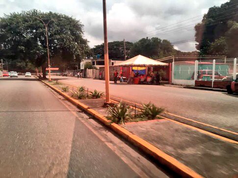 CarlosPaparoni's tweet photo. Así transcurre el show del fraude constituyente con los #CentroVacíos en toda #Venezuela! #VzlaREPUDIAFraudeConstituyente https://t.co/B8d2ZinGo5