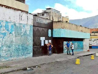 CarlosPaparoni's tweet photo. Así transcurre el show del fraude constituyente con los #CentroVacíos en toda #Venezuela! #VzlaREPUDIAFraudeConstituyente https://t.co/B8d2ZinGo5