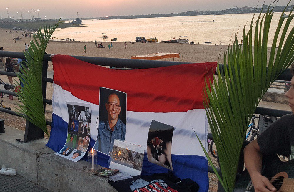 LinkinParkinPy's tweet photo. Chester Bennington vivirá por siempre! #ChesterLegend @LPLive - Memorial Asunción, Paraguay https://t.co/JuMf8y4ljN