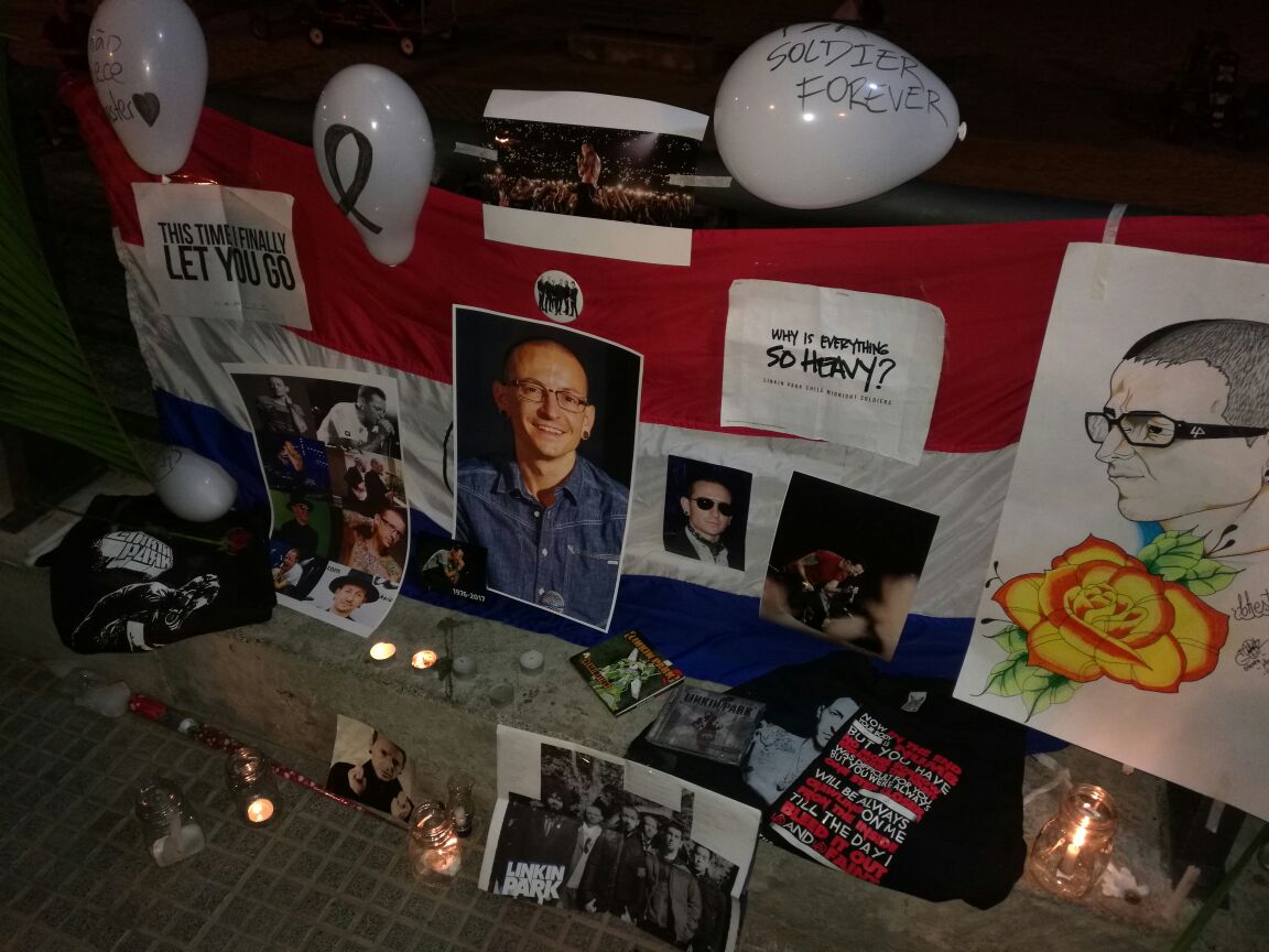 LinkinParkinPy's tweet photo. Chester Bennington vivirá por siempre! #ChesterLegend @LPLive - Memorial Asunción, Paraguay https://t.co/JuMf8y4ljN