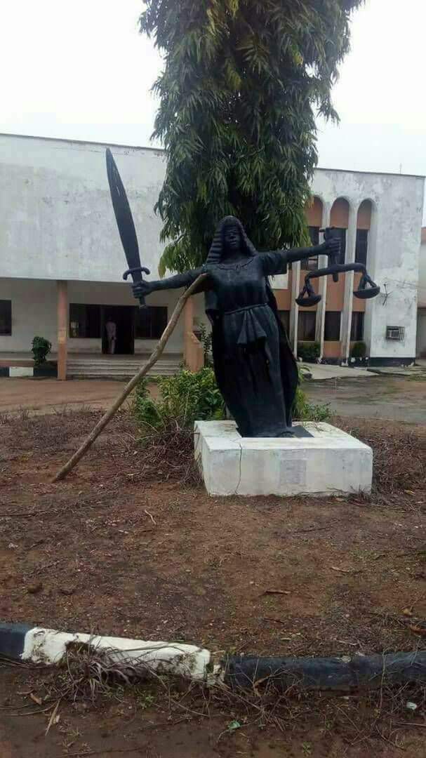 boluxxxx's tweet photo. LMAOOOOOOOOOOOO even the symbol of justice in Nigeria is tired. https://t.co/9PzudFTjDs
